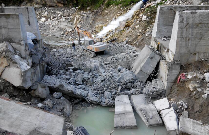 雅安大发水电站桥面切割拆除